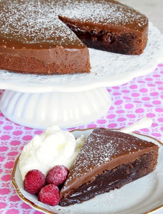 Brownietårta med mjölkchokladkolakräm.