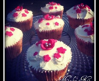 CHOKLADMOUSSEFYLLDA CUPCAKES MED VIT CHOKLADFROSTING