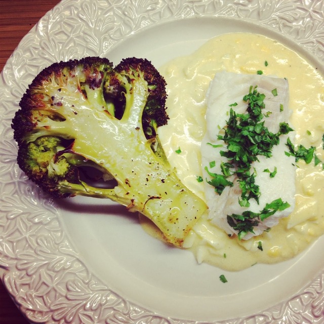 Ugnsbakad broccoli med inkokt torsk och äggsås