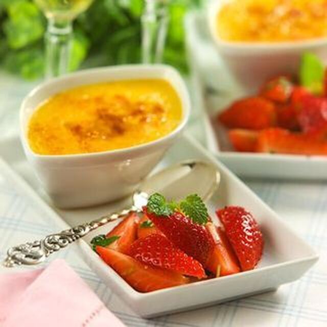Crème brûlée med sauternesmarinerade jordgubbar