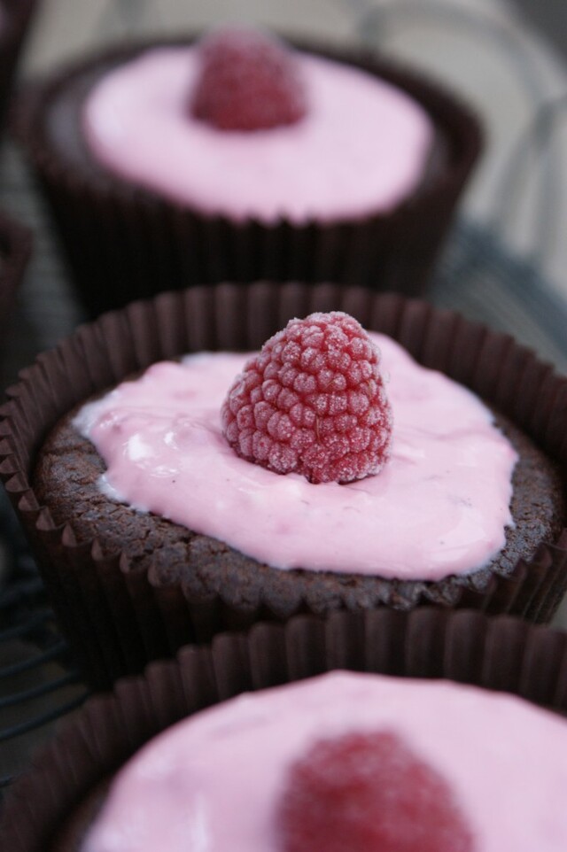 Saftiga cupcakes – choklad och hallon