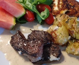 Ryggbiff med grönpepparsås och parmesanpotatis