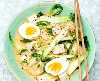 Curryramen med pak choi och tofu