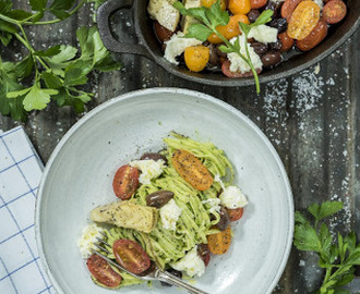 Färsk taglioni med persiljepesto, mozzarella, kronärtskocka och ugnsbakade oliver