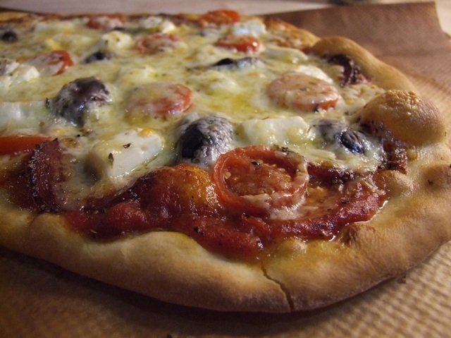 Baka hemmagjord pizza på baksten