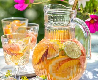 Vit sangria med persika, apelsin och melon