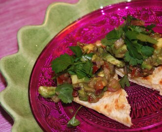 Västerbottengrillade tunnbröd med avocadosalsa