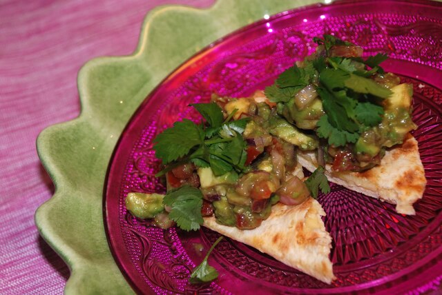 Västerbottengrillade tunnbröd med avocadosalsa