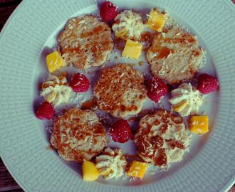 Bananpannkakor med kokosgrädde och härliga tillbehör