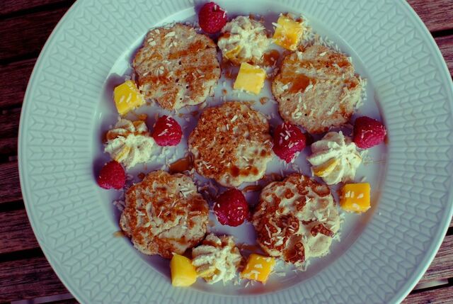 Bananpannkakor med kokosgrädde och härliga tillbehör