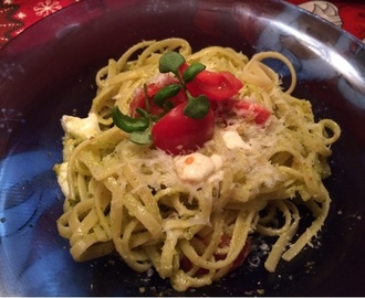 Pasta pesto med tomat och mozzarella