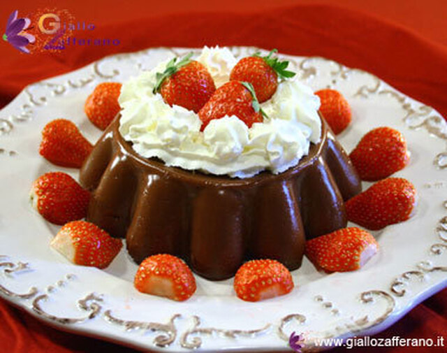 Italiensk chokladpudding med grädde och jordgubbar.