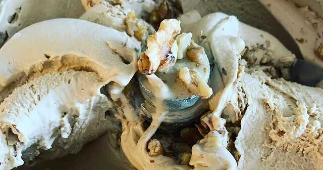 Brynt smörglass med valnötter och havssalt