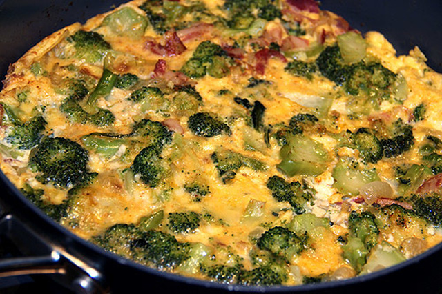 Rejäl omelett med bacon & broccoli