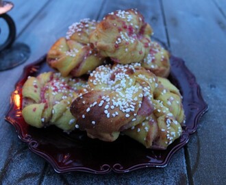 Saffransbullar med mandelmassa- och lingonfyllning!