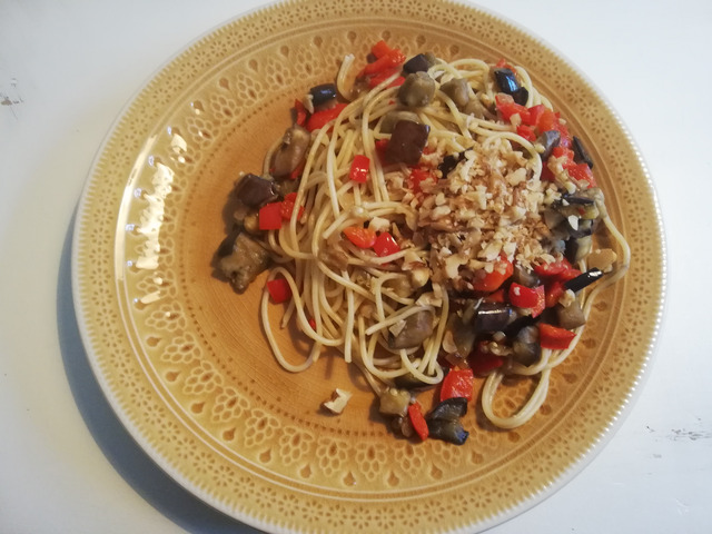 Spaghetti med aubergine, paprika och rostade valnötter