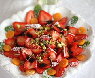Strawberry Dessert Sallad with Pistachios and Balsamico – Efterrätts Sallad med Jordgubbar, Pistagenötter och Balsamico