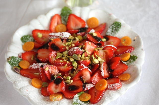 Strawberry Dessert Sallad with Pistachios and Balsamico – Efterrätts Sallad med Jordgubbar, Pistagenötter och Balsamico