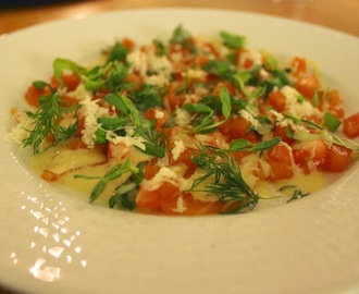 Carpaccio på salmalax med vitvinssås och pepparrot