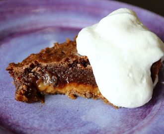 KLADDKAKA MED KARAMELLISERAD MJÖLK