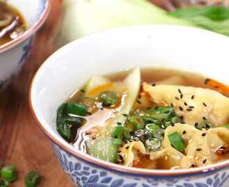 Wontonsoppa med pak choi och sesam