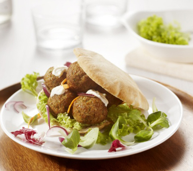 Pitabröd med falafel och krämig yoghurtsås