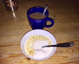 Kaffe + Vaniljyoghurt med banan