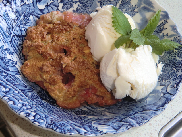 Rabarber- och jordgubbsefterrätt med sommarsmak - med mandelmaräng och vit choklad