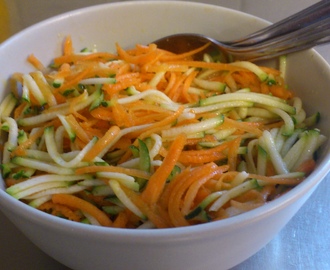 Parmesangratinerad  torsk med zucchini- och morotssallad