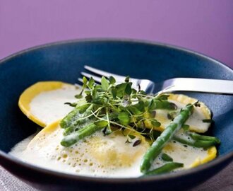 Ravioli fylld med karljohanssvamp serverad med parmesanskum