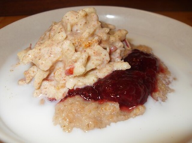 Grahamsgröt med lingonsylt och äppel- och kanelyoghurt