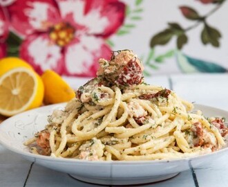 Tinas krämiga laxpasta med blomkål och soltorkad tomat