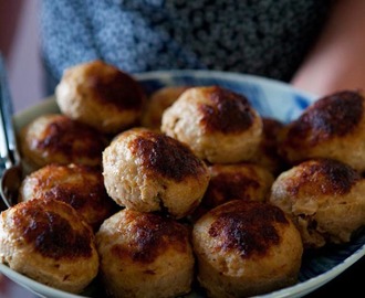 Köttbullar på kullagris med rabarber och chèvre