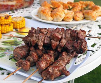 Grillspett med fläskkarré, vitlök och rosmarin – Souvlaki