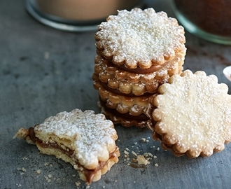 Små mandelkakor med chokladkräm