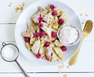 Kaiserschmarren med färska hallon, flagad mandel & tjock yoghurt