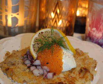 Janssonrösti med creme fraiche, rom och rödlök