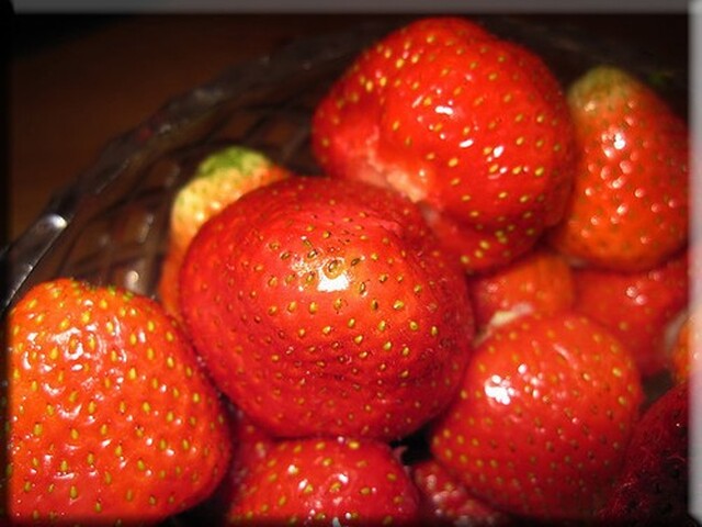 Honung/lime-marinerade jordgubbar ..
