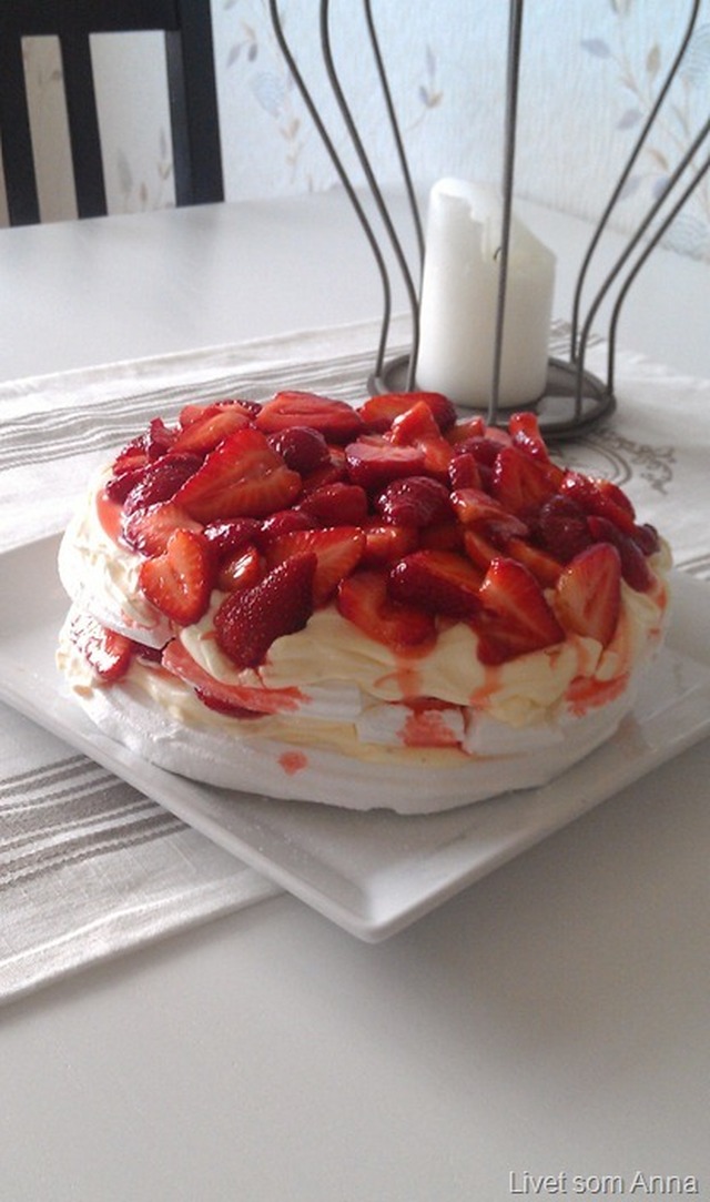 Nadjas Sommartårta med rårörda jordgubbar