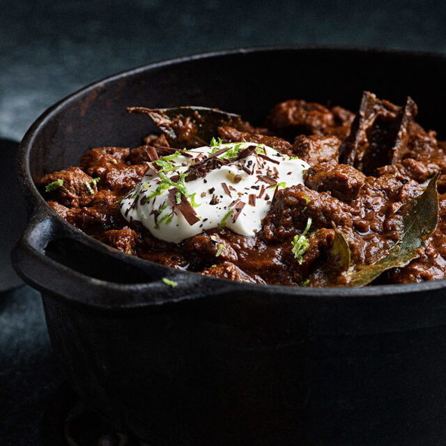 Långkokt chili på högrev med mörk choklad