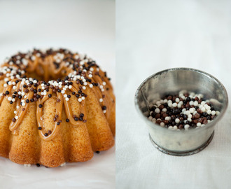 Saftig Sockerkaka med Vanilj & Kolasås - Juicy Sponge Cake with Vanilla & Caramel Sauce