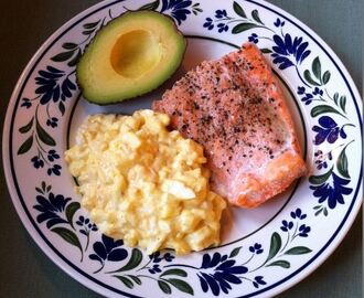 Ugnsstekt lax med äggsallad och avocado