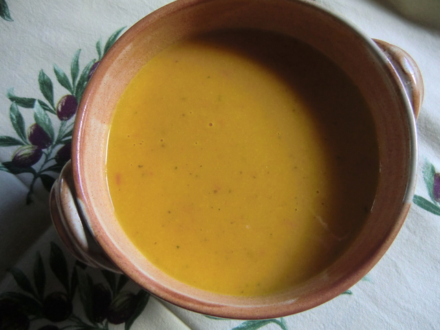 Stärkande och smakrik morotssoppa med chili, gurkmeja och ingefära
