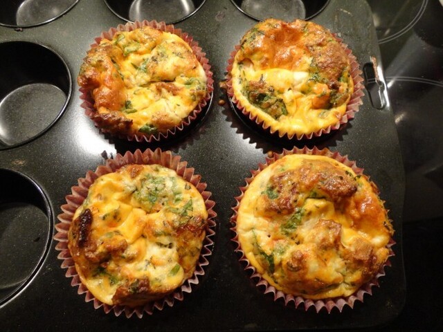 Recept: Omelettmuffins med soltorkade tomater, sallad, fetaost och basilika