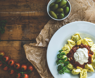 Söndagstortellini med köttfärssås och creme fraiche