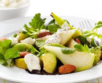 Päron- och avokadosallad med ädelostdressing