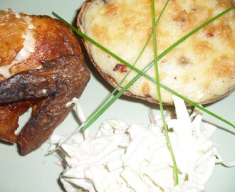 Grillad kyckling med bacon och ostfylld bakad potatis och cole slaw!