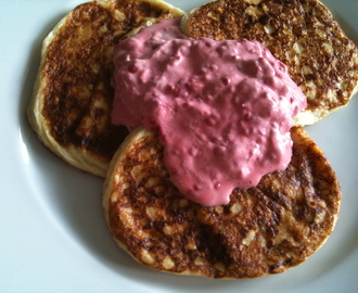 LCHF Plättar med Kokos och Fiberhusk serverat med HallonSmetana