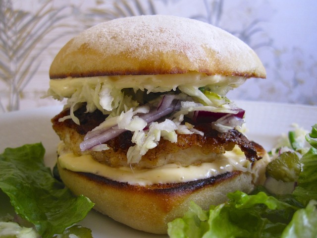 Krispig kycklingburgare med jalapeno cole slaw