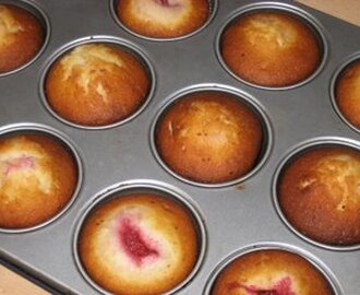 Vanliga svenska muffins med jordgubbar i